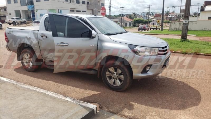 Motociclista é socorrido pelo Corpo de Bombeiros após se chocar contra lateral de caminhonete, em Rolim de Moura Motociclista é socorrido pelo Corpo de Bombeiros após se chocar contra lateral de caminhonete, em Rolim de Moura