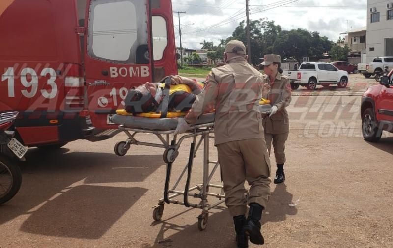 Motociclista é socorrido pelo Corpo de Bombeiros após se chocar contra lateral de caminhonete, em Rolim de Moura Motociclista é socorrido pelo Corpo de Bombeiros após se chocar contra lateral de caminhonete, em Rolim de Moura