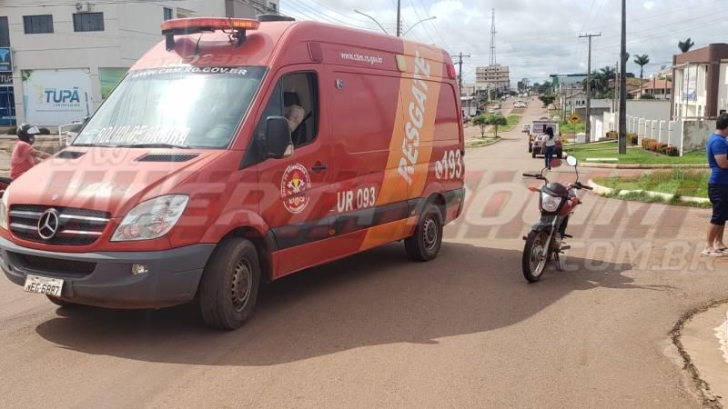 Motociclista é socorrido pelo Corpo de Bombeiros após se chocar contra lateral de caminhonete, em Rolim de Moura Motociclista é socorrido pelo Corpo de Bombeiros após se chocar contra lateral de caminhonete, em Rolim de Moura