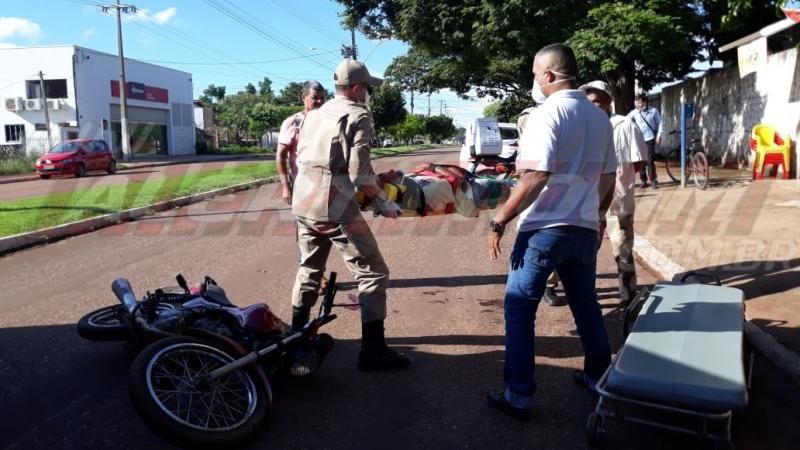 Motociclista sofre fratura exposta em um dos pés após colisão no Bairro Planalto, em Rolim de Moura Motociclista sofre fratura exposta em um dos pés após colisão no Bairro Planalto, em Rolim de Moura