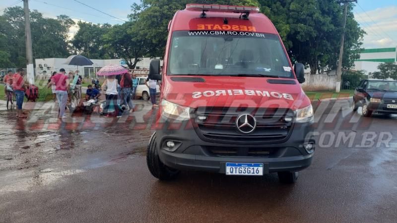 Mototaxista e passageira ficam feridos em acidente de trânsito na tarde desta sexta-feira, em Rolim de Moura Mototaxista e passageira ficam feridos em acidente de trânsito na tarde desta sexta-feira, em Rolim de Moura