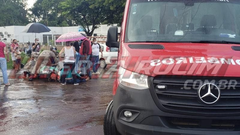 Mototaxista e passageira ficam feridos em acidente de trânsito na tarde desta sexta-feira, em Rolim de Moura Mototaxista e passageira ficam feridos em acidente de trânsito na tarde desta sexta-feira, em Rolim de Moura