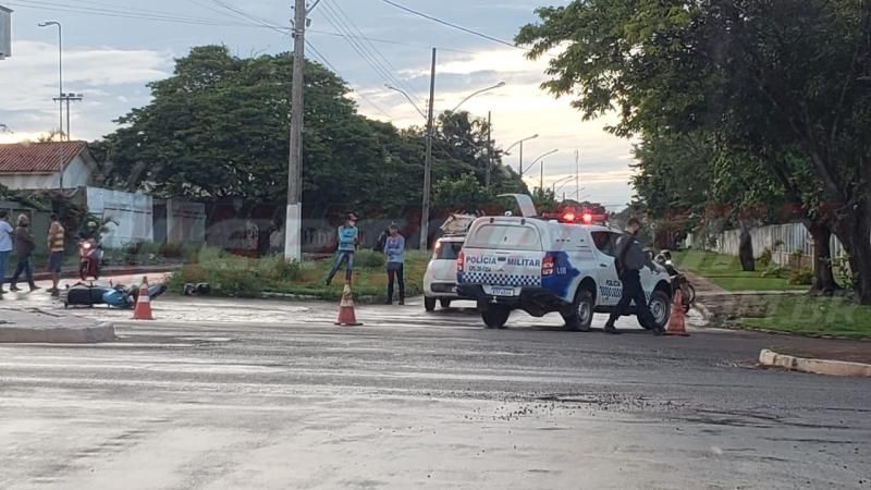 Mototaxista e passageira ficam feridos em acidente de trânsito na tarde desta sexta-feira, em Rolim de Moura Mototaxista e passageira ficam feridos em acidente de trânsito na tarde desta sexta-feira, em Rolim de Moura