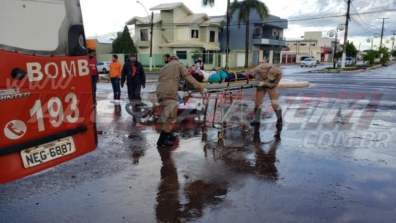 Mototaxista e passageira ficam feridos em acidente de trânsito na tarde desta sexta-feira, em Rolim de Moura Mototaxista e passageira ficam feridos em acidente de trânsito na tarde desta sexta-feira, em Rolim de Moura