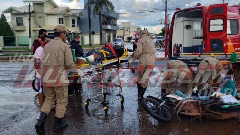 Mototaxista e passageira ficam feridos em acidente de trânsito na tarde desta sexta-feira, em Rolim de Moura Mototaxista e passageira ficam feridos em acidente de trânsito na tarde desta sexta-feira, em Rolim de Moura