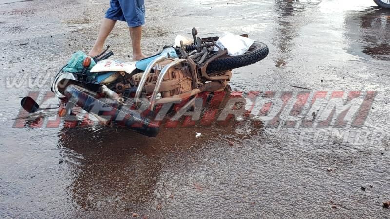 Mototaxista e passageira ficam feridos em acidente de trânsito na tarde desta sexta-feira, em Rolim de Moura Mototaxista e passageira ficam feridos em acidente de trânsito na tarde desta sexta-feira, em Rolim de Moura