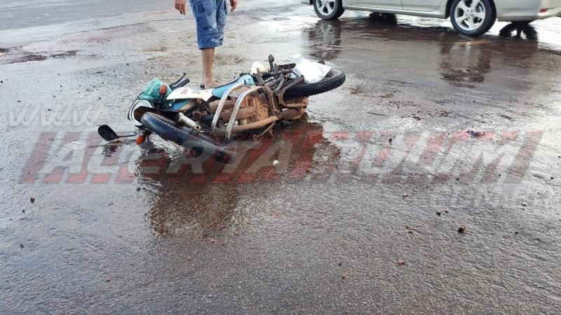 Mototaxista e passageira ficam feridos em acidente de trânsito na tarde desta sexta-feira, em Rolim de Moura Mototaxista e passageira ficam feridos em acidente de trânsito na tarde desta sexta-feira, em Rolim de Moura