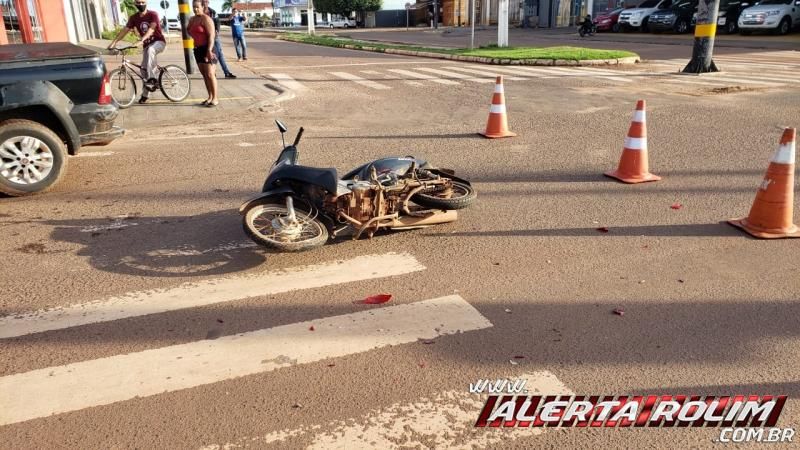 Mulher é socorrida após ser atingida por carro no Centro de Rolim de Moura Mulher é socorrida após ser atingida por carro no Centro de Rolim de Moura