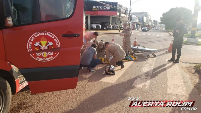 Mulher é socorrida após ser atingida por carro no Centro de Rolim de Moura Mulher é socorrida após ser atingida por carro no Centro de Rolim de Moura