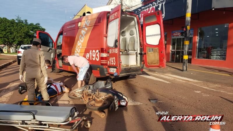Mulher é socorrida após ser atingida por carro no Centro de Rolim de Moura Mulher é socorrida após ser atingida por carro no Centro de Rolim de Moura