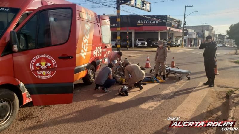 Mulher é socorrida após ser atingida por carro no Centro de Rolim de Moura Mulher é socorrida após ser atingida por carro no Centro de Rolim de Moura
