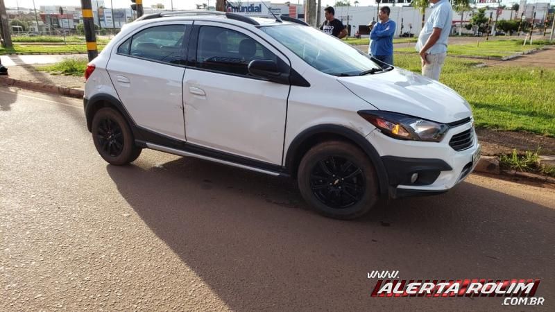 Mulher é socorrida após ser atingida por carro no Centro de Rolim de Moura Mulher é socorrida após ser atingida por carro no Centro de Rolim de Moura