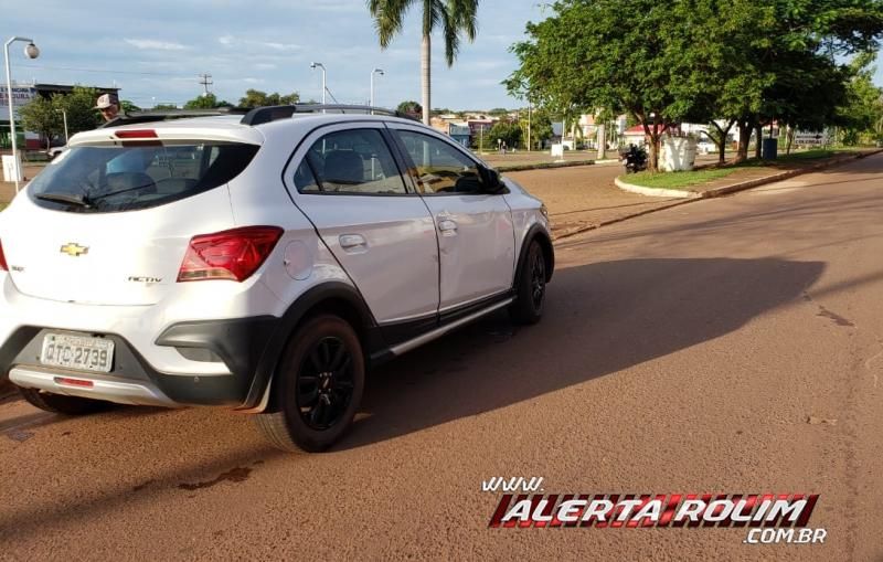 Mulher é socorrida após ser atingida por carro no Centro de Rolim de Moura Mulher é socorrida após ser atingida por carro no Centro de Rolim de Moura
