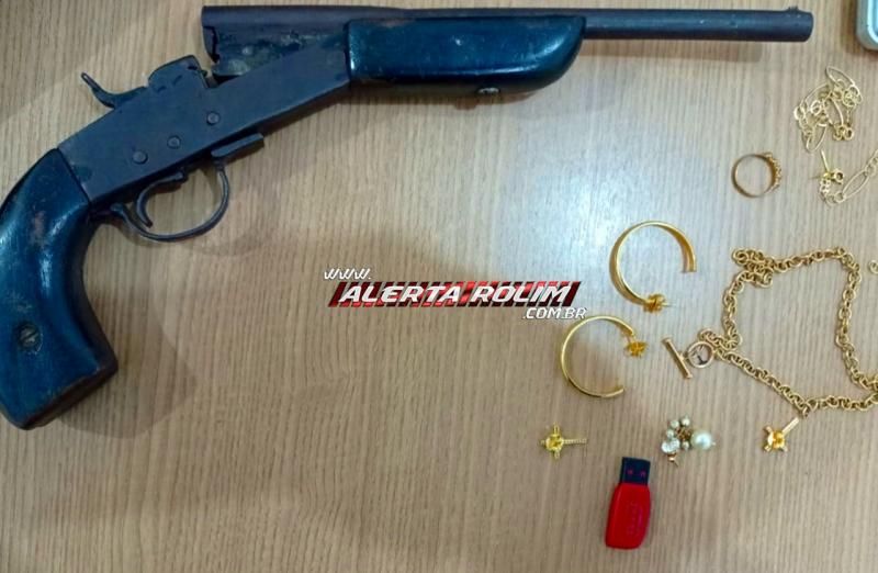 Mulher monitorada por tornozeleira é presa com armas de fogo, durante trabalho em conjunto entre a Polícia Militar e Polícia Civil em Rolim de Moura Mulher monitorada por tornozeleira é presa com armas de fogo, durante trabalho em conjunto entre a Polícia Militar e Polícia Civil em Rolim de Moura