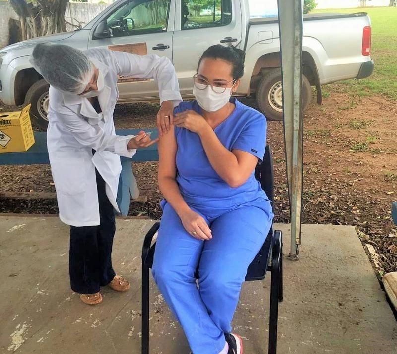 Servidores do Sentinela são os primeiros profissionais da saúde de Rolim de Moura a serem vacinados Servidores do Sentinela são os primeiros profissionais da saúde de Rolim de Moura a serem vacinados