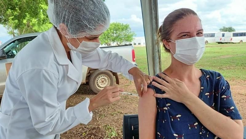 Servidores do Sentinela são os primeiros profissionais da saúde de Rolim de Moura a serem vacinados Servidores do Sentinela são os primeiros profissionais da saúde de Rolim de Moura a serem vacinados