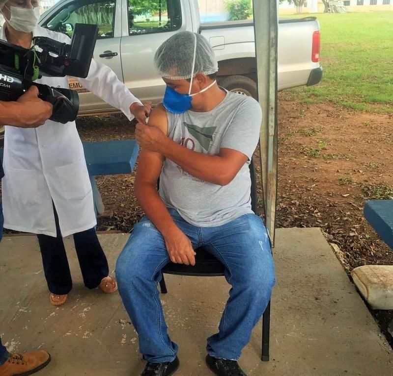 Servidores do Sentinela são os primeiros profissionais da saúde de Rolim de Moura a serem vacinados Servidores do Sentinela são os primeiros profissionais da saúde de Rolim de Moura a serem vacinados