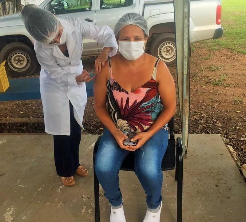 Servidores do Sentinela são os primeiros profissionais da saúde de Rolim de Moura a serem vacinados Servidores do Sentinela são os primeiros profissionais da saúde de Rolim de Moura a serem vacinados