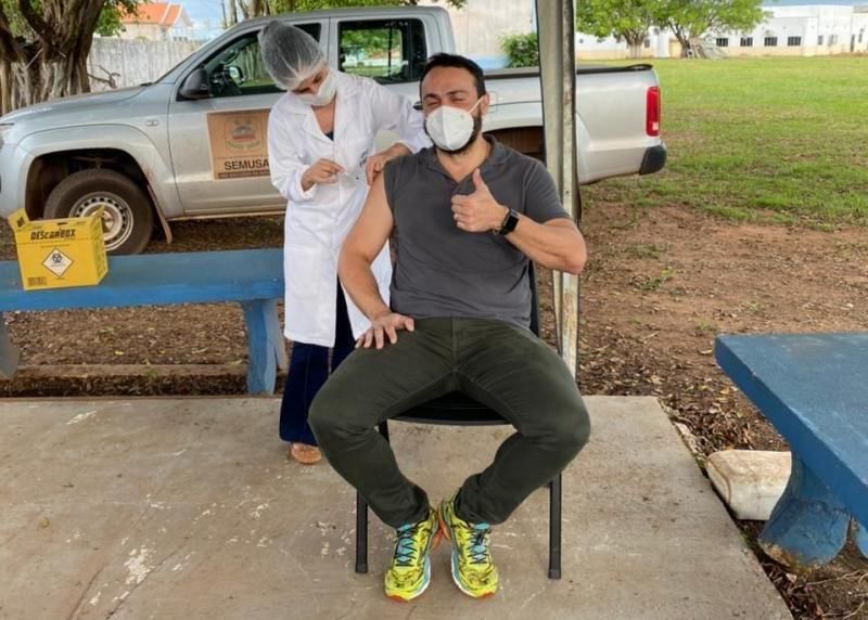 Servidores do Sentinela são os primeiros profissionais da saúde de Rolim de Moura a serem vacinados Servidores do Sentinela são os primeiros profissionais da saúde de Rolim de Moura a serem vacinados