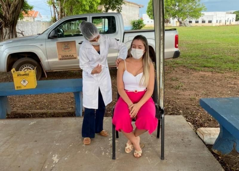 Servidores do Sentinela são os primeiros profissionais da saúde de Rolim de Moura a serem vacinados Servidores do Sentinela são os primeiros profissionais da saúde de Rolim de Moura a serem vacinados