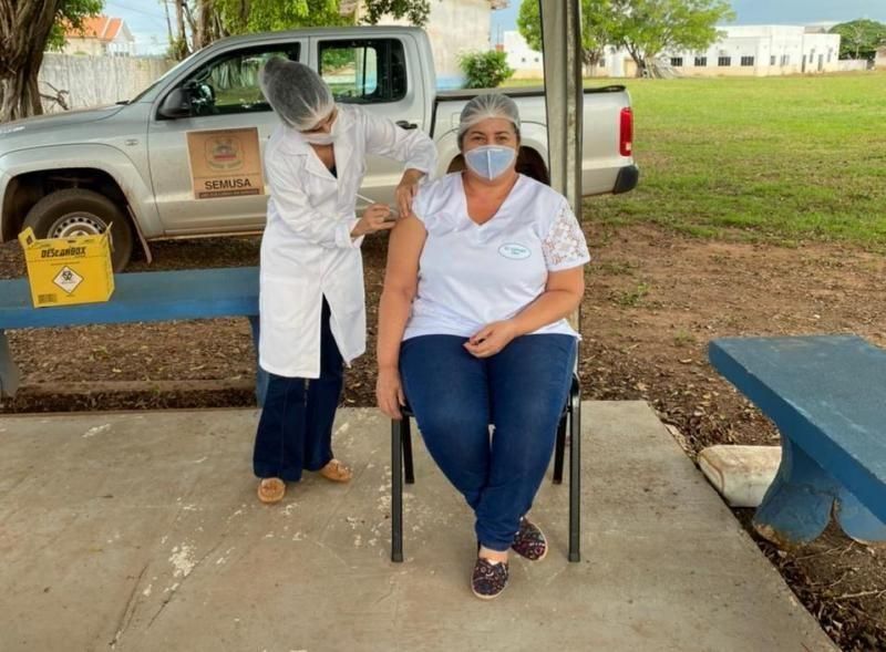 Servidores do Sentinela são os primeiros profissionais da saúde de Rolim de Moura a serem vacinados Servidores do Sentinela são os primeiros profissionais da saúde de Rolim de Moura a serem vacinados
