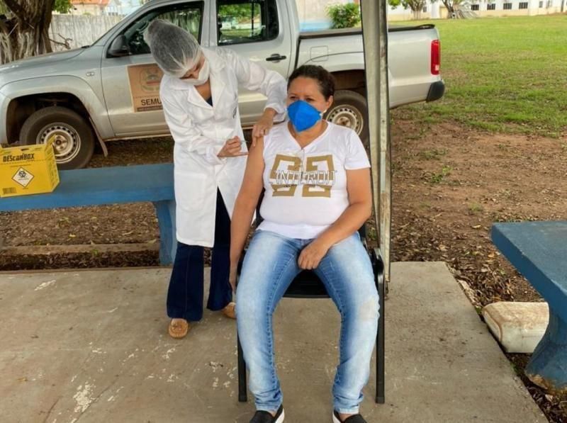 Servidores do Sentinela são os primeiros profissionais da saúde de Rolim de Moura a serem vacinados Servidores do Sentinela são os primeiros profissionais da saúde de Rolim de Moura a serem vacinados