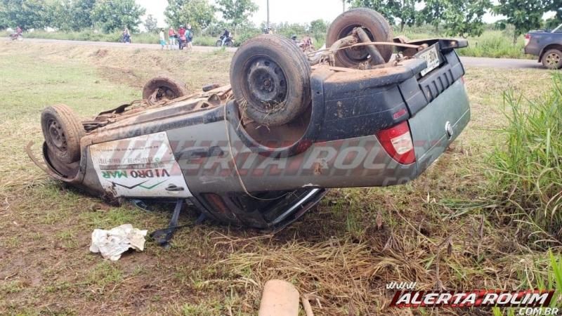 Veículo capota na RO-010 nesta manhã de sábado, em Rolim de Moura Veículo capota na RO-010 nesta manhã de sábado, em Rolim de Moura
