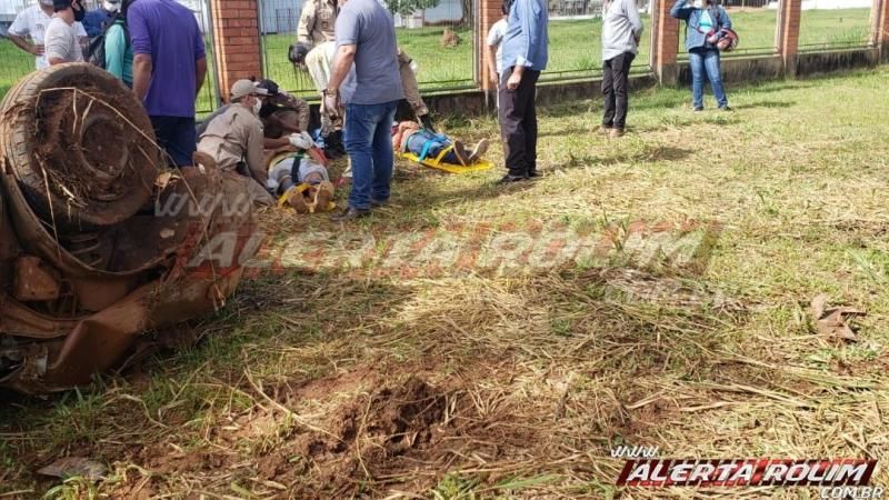 Veículo capota na RO-010 nesta manhã de sábado, em Rolim de Moura Veículo capota na RO-010 nesta manhã de sábado, em Rolim de Moura