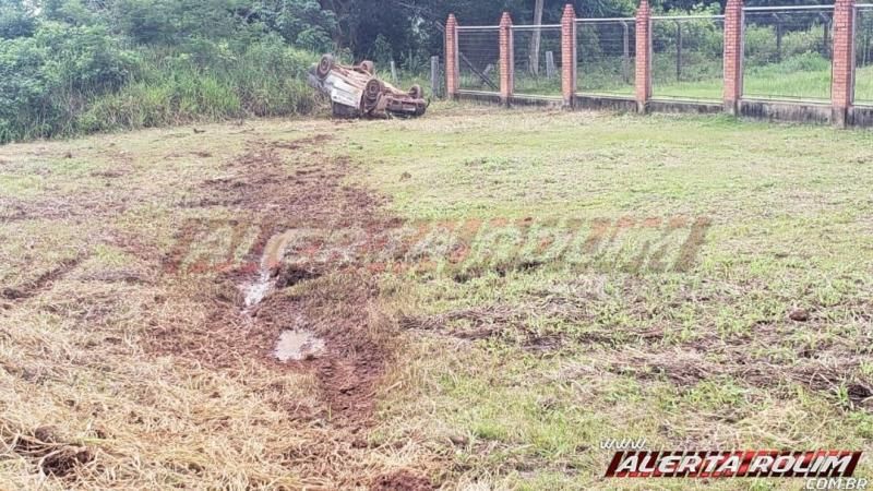 Veículo capota na RO-010 nesta manhã de sábado, em Rolim de Moura Veículo capota na RO-010 nesta manhã de sábado, em Rolim de Moura