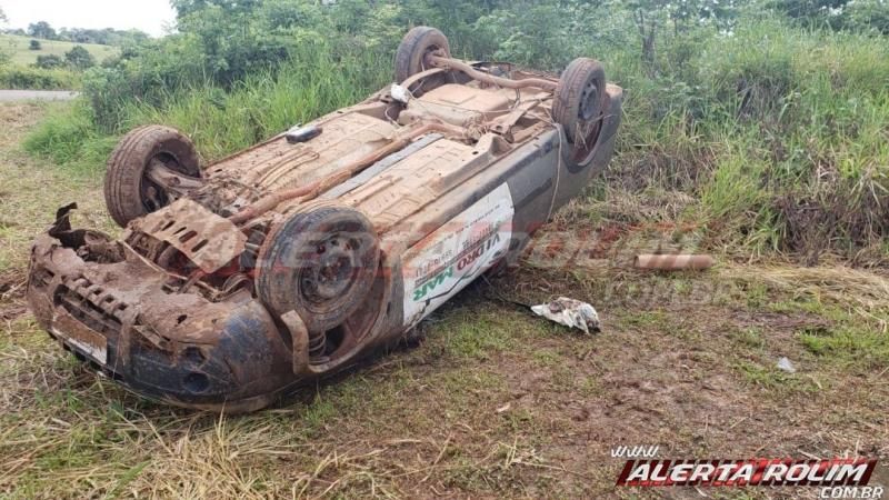 Veículo capota na RO-010 nesta manhã de sábado, em Rolim de Moura Veículo capota na RO-010 nesta manhã de sábado, em Rolim de Moura