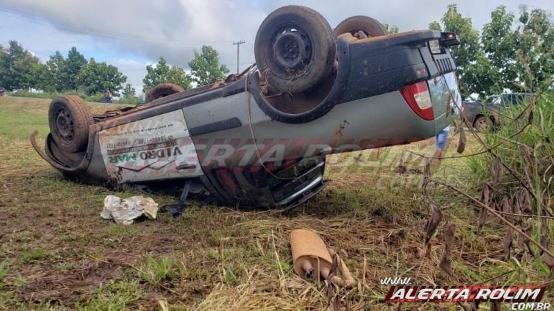 Veículo capota na RO-010 nesta manhã de sábado, em Rolim de Moura Veículo capota na RO-010 nesta manhã de sábado, em Rolim de Moura