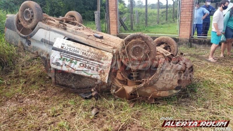 Veículo capota na RO-010 nesta manhã de sábado, em Rolim de Moura Veículo capota na RO-010 nesta manhã de sábado, em Rolim de Moura