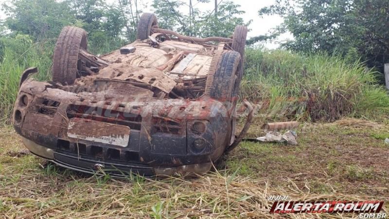 Veículo capota na RO-010 nesta manhã de sábado, em Rolim de Moura Veículo capota na RO-010 nesta manhã de sábado, em Rolim de Moura
