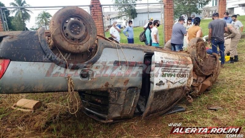 Veículo capota na RO-010 nesta manhã de sábado, em Rolim de Moura Veículo capota na RO-010 nesta manhã de sábado, em Rolim de Moura