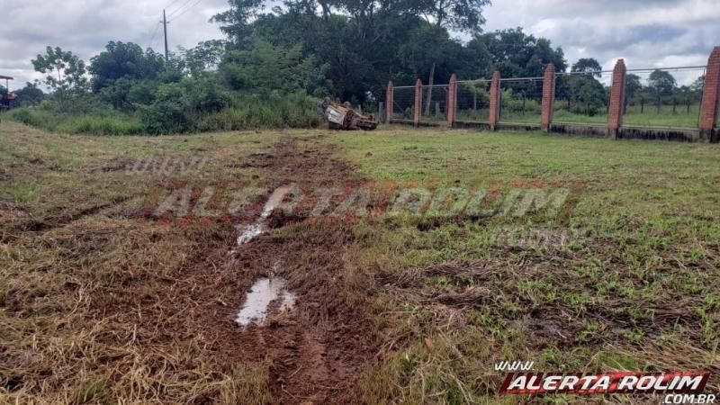 Veículo capota na RO-010 nesta manhã de sábado, em Rolim de Moura Veículo capota na RO-010 nesta manhã de sábado, em Rolim de Moura