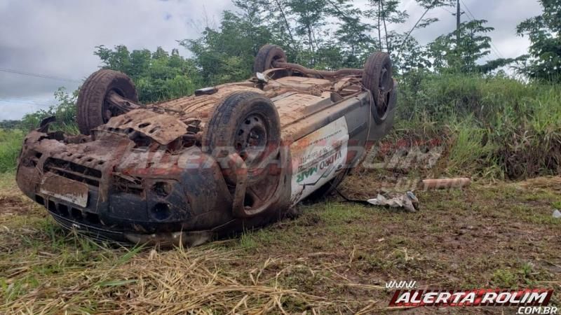 Veículo capota na RO-010 nesta manhã de sábado, em Rolim de Moura Veículo capota na RO-010 nesta manhã de sábado, em Rolim de Moura