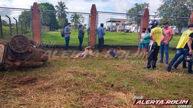 Veículo capota na RO-010 nesta manhã de sábado, em Rolim de Moura Veículo capota na RO-010 nesta manhã de sábado, em Rolim de Moura