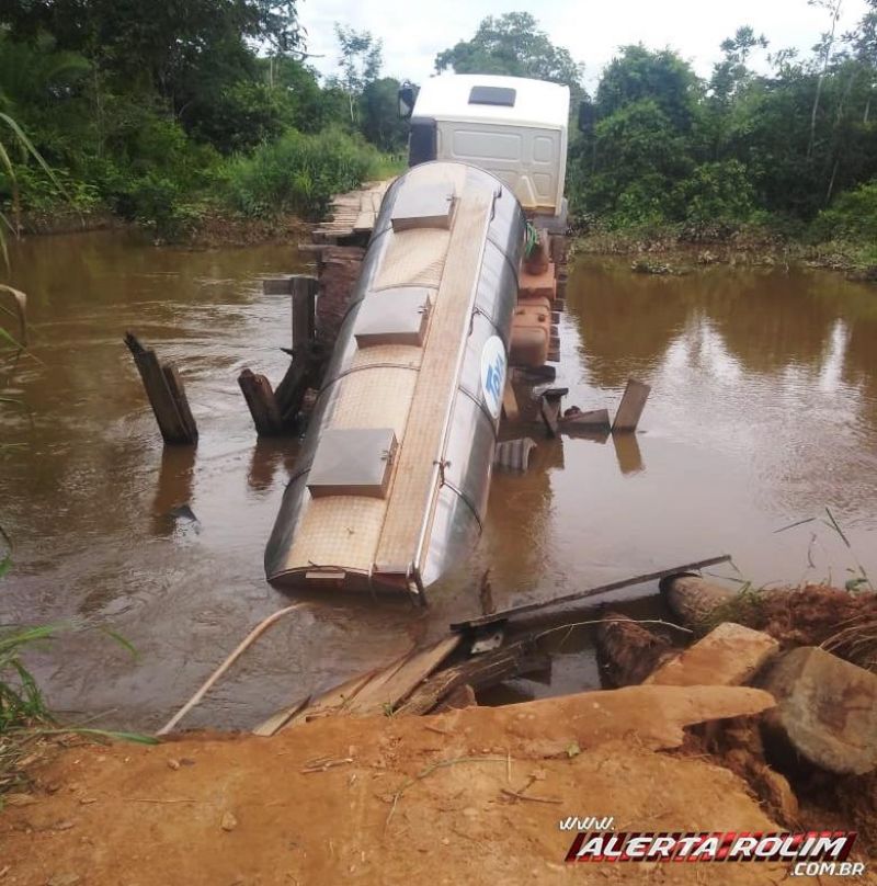 Caminhão carregado de leite cai dentro de Rio, na Zona Rural de Rolim de Moura após ponte quebrar - Vídeo Caminhão carregado de leite cai dentro de Rio, na Zona Rural de Rolim de Moura após ponte quebrar - Vídeo