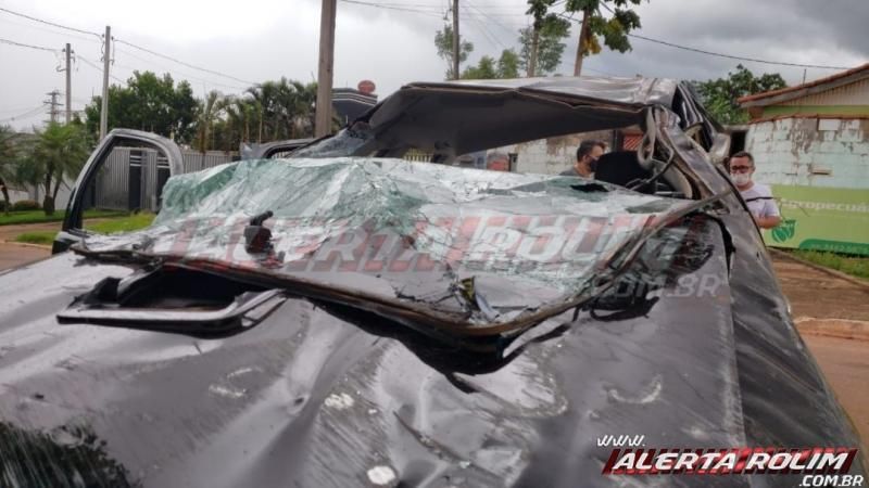 URGENTE - Caminhonete capota após colisão com automóvel e duas pessoas foram socorridas ao hospital em Rolim de Moura URGENTE - Caminhonete capota após colisão com automóvel e duas pessoas foram socorridas ao hospital em Rolim de Moura