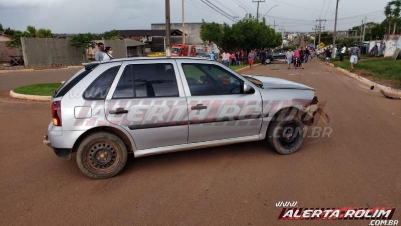 URGENTE - Caminhonete capota após colisão com automóvel e duas pessoas foram socorridas ao hospital em Rolim de Moura URGENTE - Caminhonete capota após colisão com automóvel e duas pessoas foram socorridas ao hospital em Rolim de Moura
