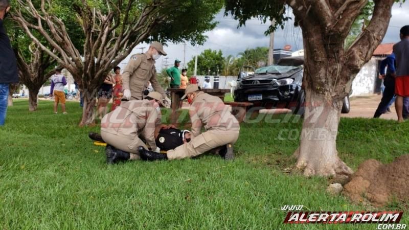 URGENTE - Caminhonete capota após colisão com automóvel e duas pessoas foram socorridas ao hospital em Rolim de Moura URGENTE - Caminhonete capota após colisão com automóvel e duas pessoas foram socorridas ao hospital em Rolim de Moura