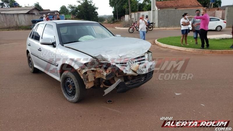 URGENTE - Caminhonete capota após colisão com automóvel e duas pessoas foram socorridas ao hospital em Rolim de Moura URGENTE - Caminhonete capota após colisão com automóvel e duas pessoas foram socorridas ao hospital em Rolim de Moura