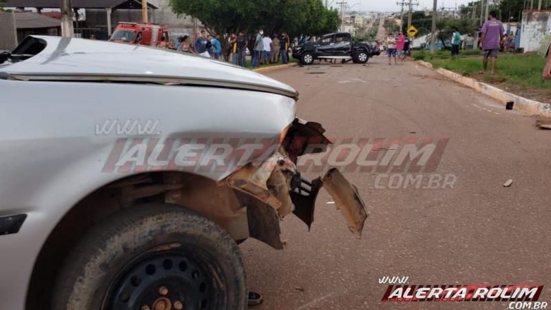 URGENTE - Caminhonete capota após colisão com automóvel e duas pessoas foram socorridas ao hospital em Rolim de Moura URGENTE - Caminhonete capota após colisão com automóvel e duas pessoas foram socorridas ao hospital em Rolim de Moura