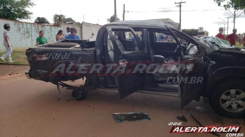 URGENTE - Caminhonete capota após colisão com automóvel e duas pessoas foram socorridas ao hospital em Rolim de Moura URGENTE - Caminhonete capota após colisão com automóvel e duas pessoas foram socorridas ao hospital em Rolim de Moura