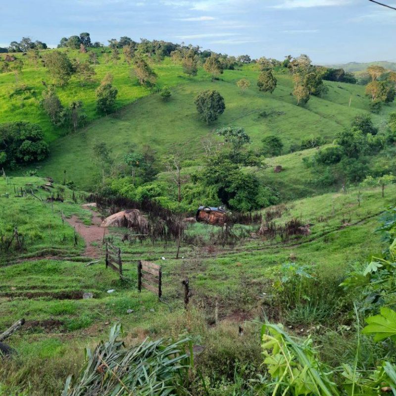Carro conduzido por policial militar fica destruído após colisão com carreta na BR-435 Carro conduzido por policial militar fica destruído após colisão com carreta na BR-435