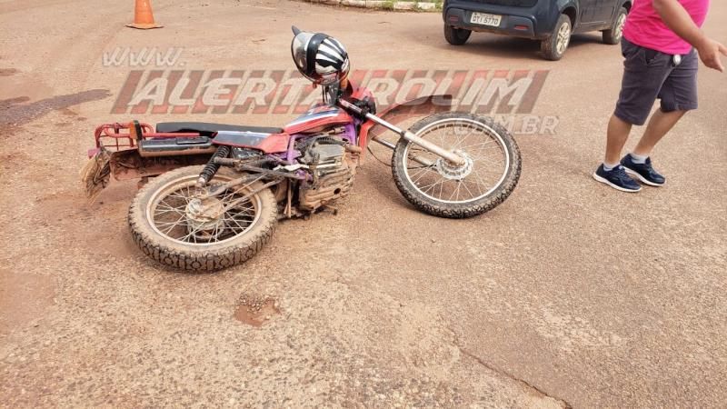 Colisão entre carro e moto deixa um ferido no Bairro Boa Esperança em Rolim de Moura Colisão entre carro e moto deixa um ferido no Bairro Boa Esperança em Rolim de Moura