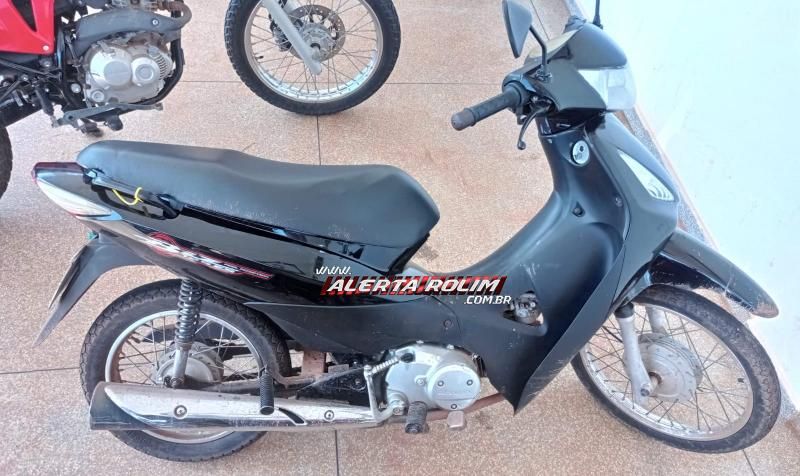 Dupla é presa pela Polícia Militar após roubo a mão armada; veículo roubado foi recuperado e moto utilizada no crime foi apreendida Dupla é presa pela Polícia Militar após roubo a mão armada; veículo roubado foi recuperado e moto utilizada no crime foi apreendida