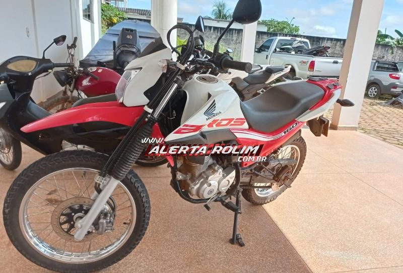 Dupla é presa pela Polícia Militar após roubo a mão armada; veículo roubado foi recuperado e moto utilizada no crime foi apreendida Dupla é presa pela Polícia Militar após roubo a mão armada; veículo roubado foi recuperado e moto utilizada no crime foi apreendida
