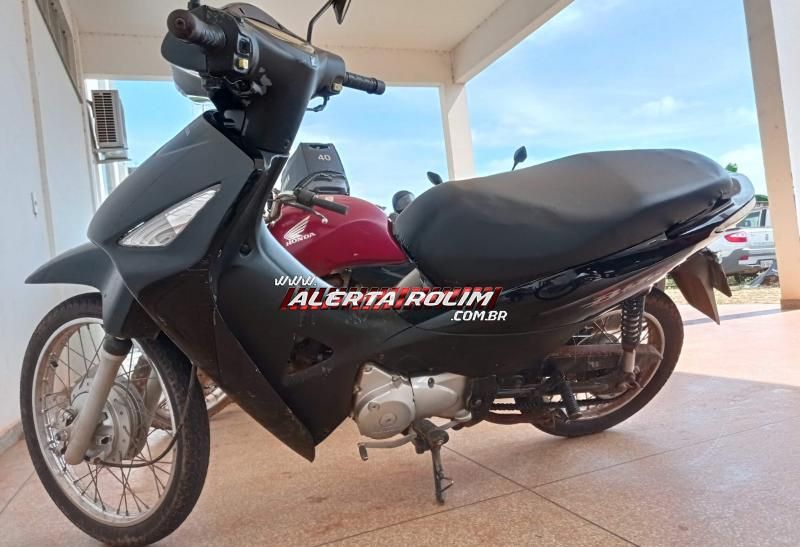 Dupla é presa pela Polícia Militar após roubo a mão armada; veículo roubado foi recuperado e moto utilizada no crime foi apreendida Dupla é presa pela Polícia Militar após roubo a mão armada; veículo roubado foi recuperado e moto utilizada no crime foi apreendida