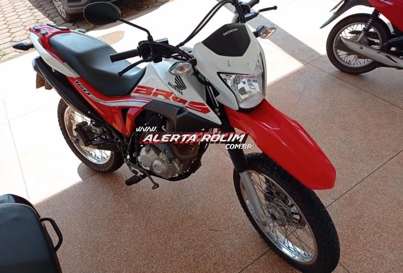 Dupla é presa pela Polícia Militar após roubo a mão armada; veículo roubado foi recuperado e moto utilizada no crime foi apreendida Dupla é presa pela Polícia Militar após roubo a mão armada; veículo roubado foi recuperado e moto utilizada no crime foi apreendida